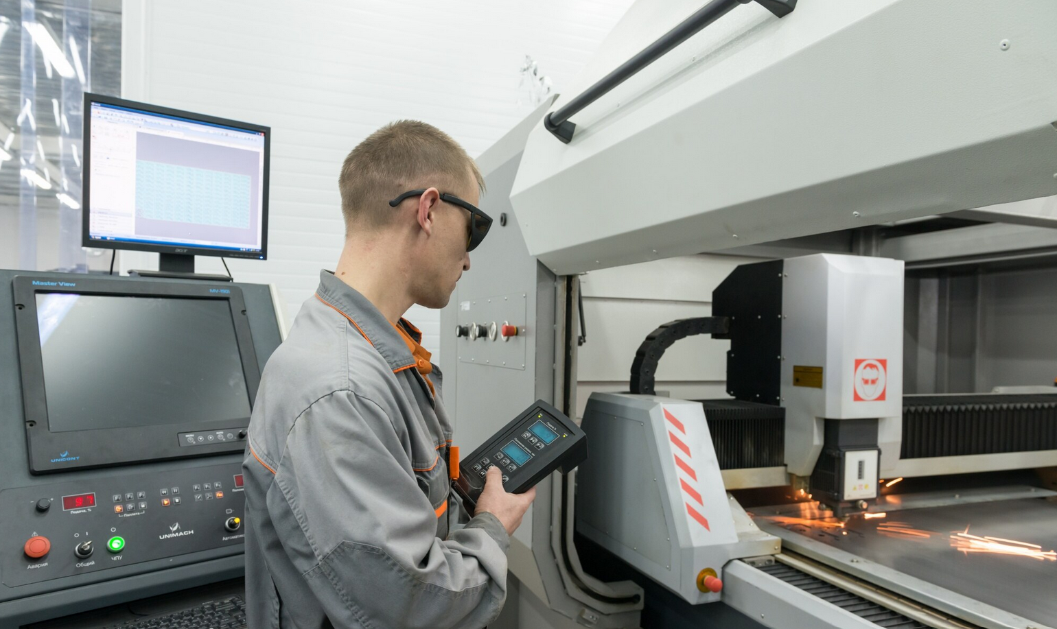 Découpe de plexiglas avec une machine de découpe à commande numérique